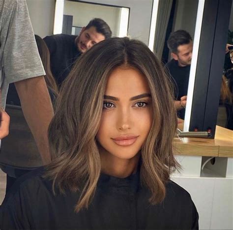mujer adulta mayor sonriendo con un corte de pelo moderno y elegante