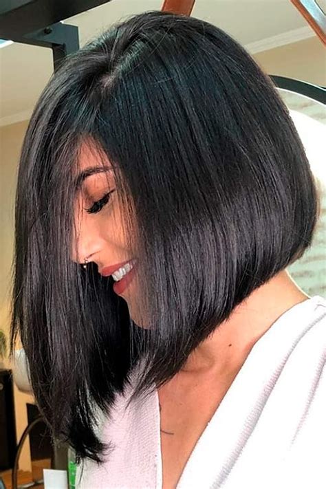 mujer adulta mayor con corte bob clásico y raya lateral
