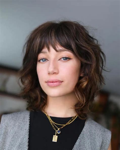 mujer con corte long bob (lob) ondulado y flequillo
