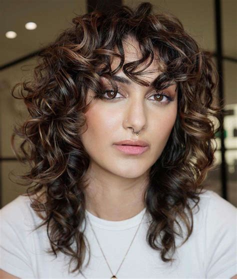 mujer mayor con corte shaggy moderno y volumen