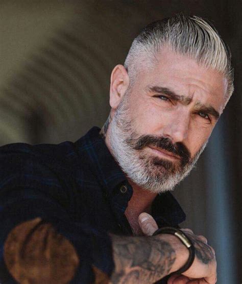 hombre mayor con corte de cabello ultracorto y barba