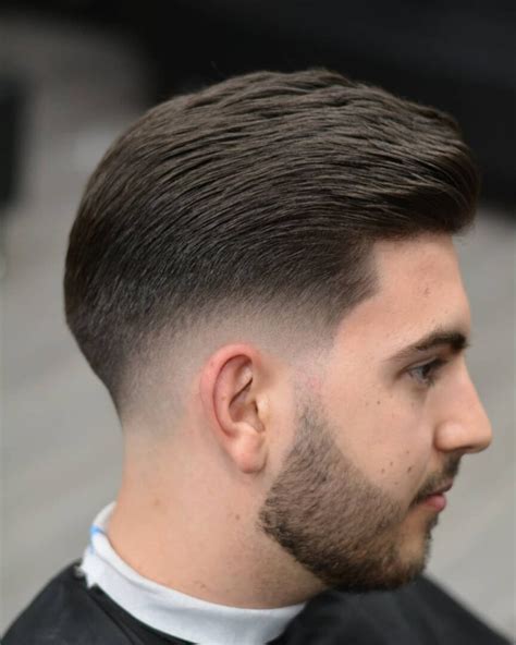 hombre mayor con corte pompadour y estilo sofisticado