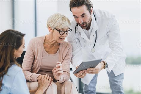 Imagen de un médico conversando amablemente con un adulto mayor