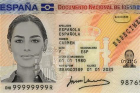Detalle de documentación como DNI o NIE, y certificados de formación para un trabajador agrícola