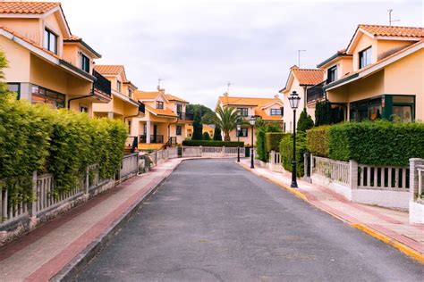 Foto referencial de una calle residencial en Chile