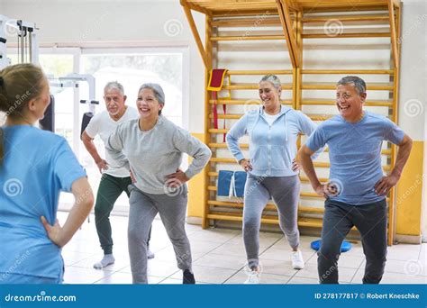 Fotografía de un grupo de adultos mayores participando en una clase de ejercicio grupal con un instructor, mostrando diversidad de actividades.