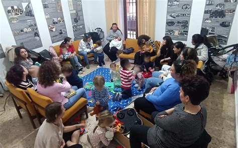 Fotografía temática de una red de apoyo entre madres con discapacidad compartiendo consejos sobre equipo adaptado
