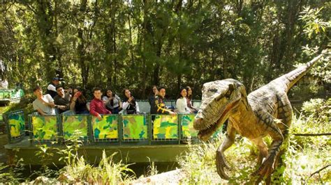 Foto: Familia con niño usando pulsera inclusiva en la entrada de un bioparque