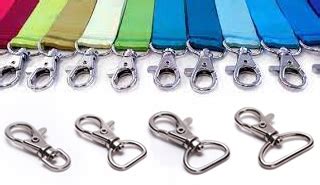 Variedad de clips, ganchos y mosquetones para porta credenciales