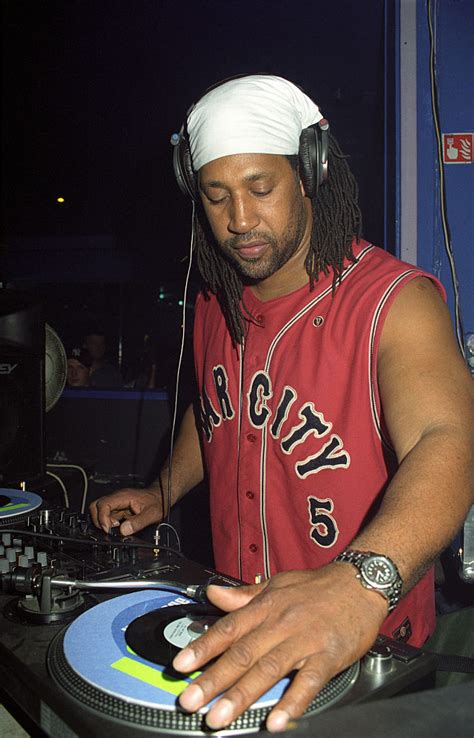 Foto de DJ Kool Herc pinchando en una fiesta de los años 70