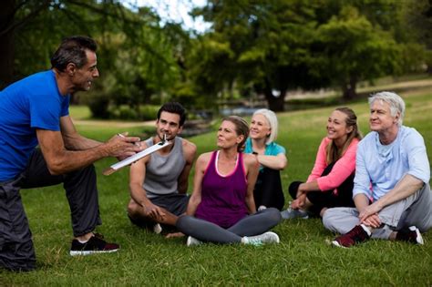 Imagen de un grupo de voluntarios interactuando con personas mayores en un centro de día.