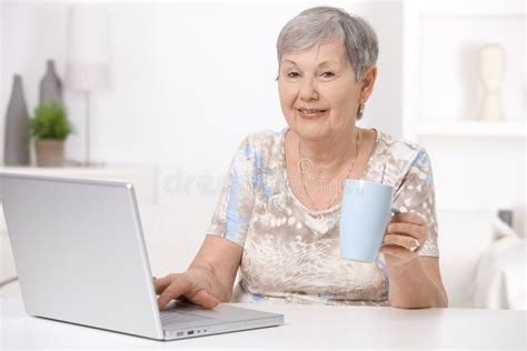 Mujer mayor usando un e-reader para leer un libro