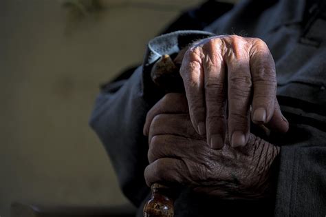 Manos de un abuelo y su nieto sosteniendo un marco de fotos personalizado