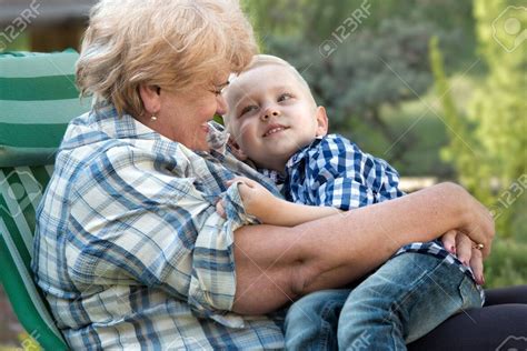 Abuela con su nieto conversando
