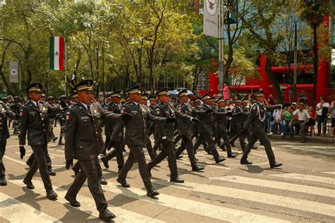 Foto de adultos mayores marchando encapuchados en Santiago de Chile