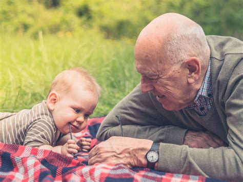 fotografía de un abuelo interactuando felizmente con su nieto