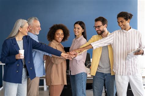 fotografía de un ambiente de trabajo multigeneracional donde se ven jóvenes y mayores colaborando