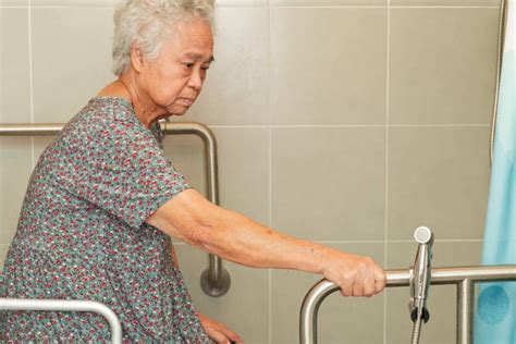 Ilustración de una vivienda adaptada para personas mayores, mostrando barras de apoyo en el baño y una cama a la altura adecuada.