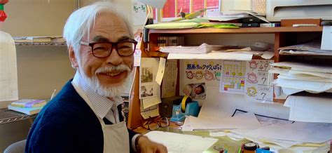 Fotografía de Hayao Miyazaki trabajando en su estudio