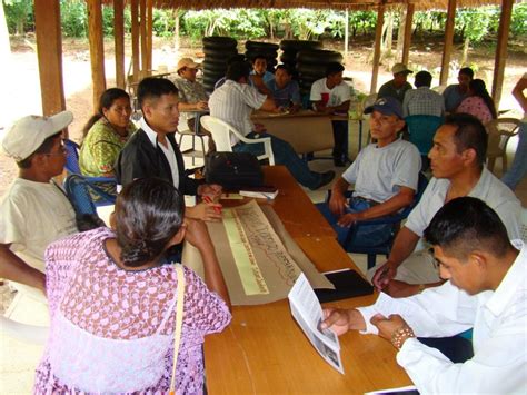 Foto de personas participando en un taller comunitario de capacitación