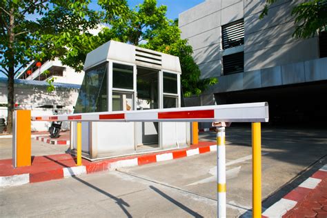 Foto: Garita de seguridad moderna en la entrada de una obra
