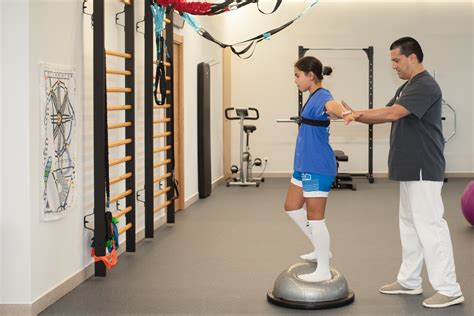 Persona realizando ejercicios de fisioterapia para rehabilitación motora