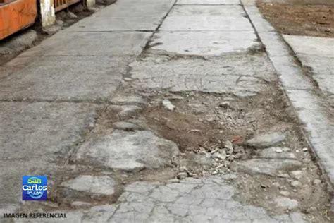 Fotografía de una vereda en mal estado con obstáculos en una ciudad chilena