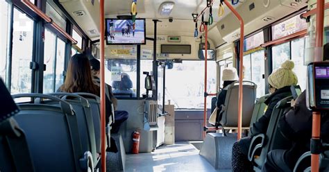 Esquema de un autobús con personas discutiendo y una mujer empujando a un anciano hacia la salida
