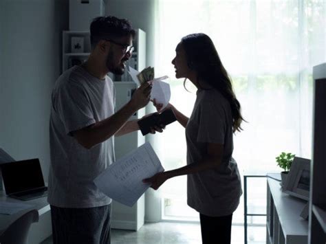 Esquema visual sobre los conflictos de pareja más comunes en adultos mayores
