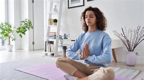 Personas meditando o practicando mindfulness para autoconciencia emocional