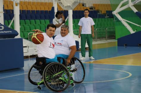 fotografía de personas participando en un partido de básquetbol en silla de ruedas