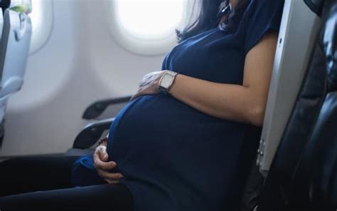Foto temática de una mujer embarazada viajando o un bebé en un avión