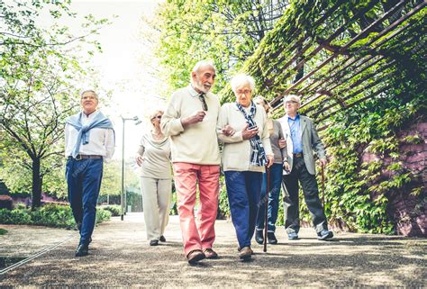 Personas mayores caminando al aire libre