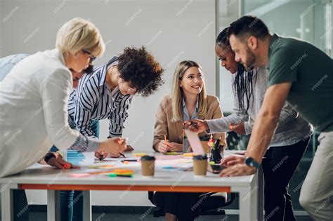 Foto temática de un grupo de profesionales diversos en edad trabajando colaborativamente en una oficina moderna