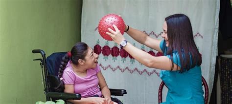 foto temática: cuidador y persona con discapacidad realizando actividad conjunta