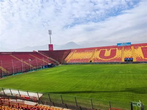 Foto panorámica del Estadio Santa Laura durante un partido de fútbol