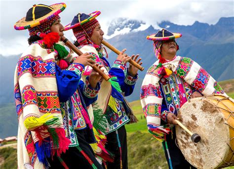 Fotografía de Los Chinajas Timbaleros en concierto, con músicos tocando percusión y cantantes en el escenario.