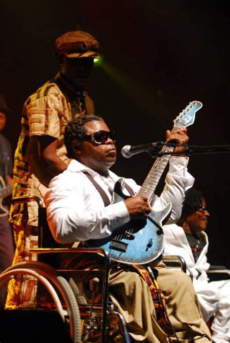 Fotografía del grupo Staff Benda Bilili tocando sus instrumentos, algunos en sillas de ruedas.