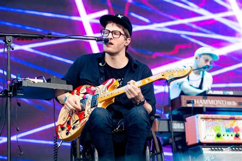 Retrato de Eric Howk, guitarrista de Portugal. The Man, con su guitarra.