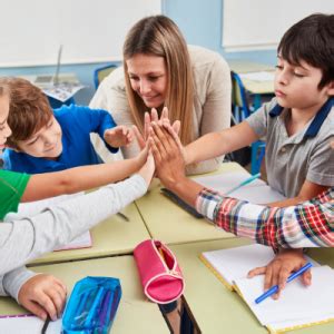 Foto: Docente aplicando refuerzo positivo en el aula