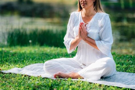 persona mayor en actitud de oración o meditación en un entorno pacífico, como un jardín