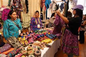 Fotografía de mujeres artesanas trabajando con fibras naturales y materiales reciclados en un taller comunitario.