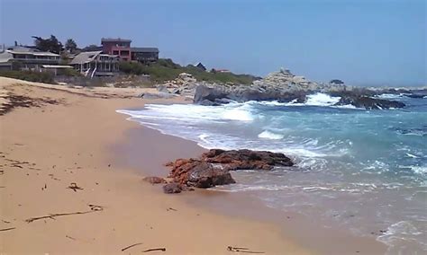 Fotografía de una cabaña típica en El Tabo con vista al mar o cerca de la playa.