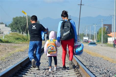 Niños refugiados cruzando una estación ferroviaria