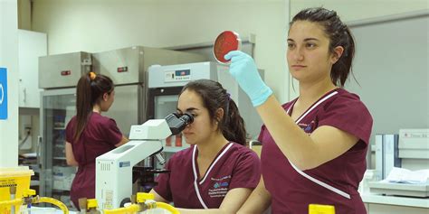 fotografía de estudiantes de Tecnología Médica recibiendo sus credenciales en una ceremonia
