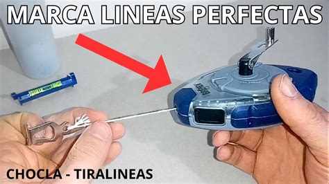 persona usando un tizador para marcar líneas en el suelo