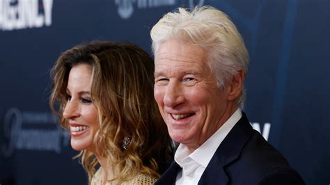 Foto de Richard Pulley junto a su esposa, celebrando la ayuda recibida