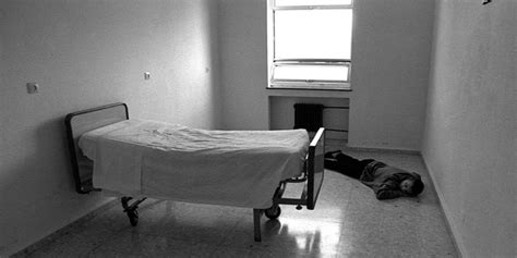 Imagen que ilustre la escasez de camas en hospitales psiquiátricos o la brecha en servicios de salud mental en una región