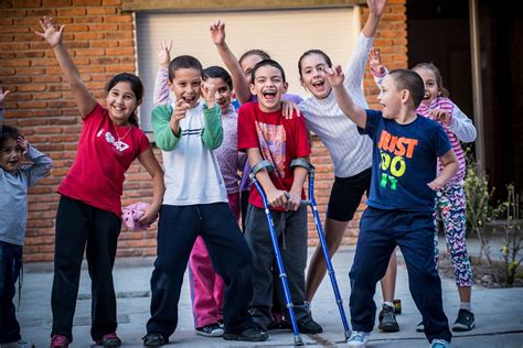 Fotografía de una comunidad inclusiva de personas con y sin discapacidad
