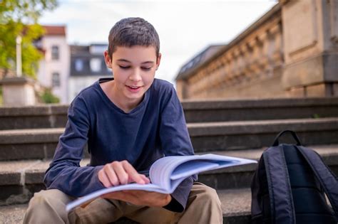 Adolescente inmerso en la lectura de un libro interesante
